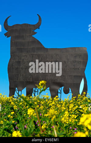 Bull silhouette, pubblicità tipico di sherry spagnolo Osborne. Malaga. Andalusia, Spagna Foto Stock