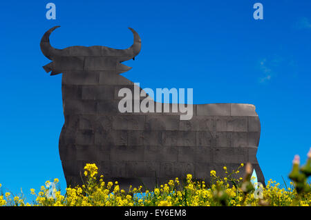 Bull silhouette, pubblicità tipico di sherry spagnolo Osborne. Malaga. Andalusia, Spagna Foto Stock