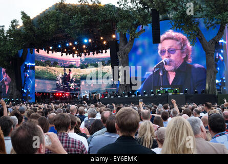 Il pubblico a guardare il gruppo rock ' che ' sul grande palco in legno di quercia, barclaycard British Summer Time Hyde Park, London REGNO UNITO Foto Stock