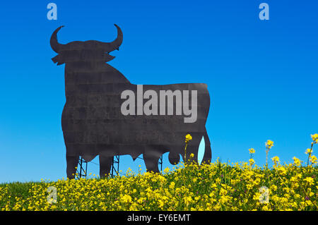 Bull silhouette, pubblicità tipico di sherry spagnolo Osborne. Malaga. Andalusia, Spagna Foto Stock