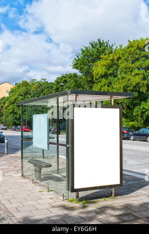 Una immagine di una fermata del bus con un fustellato bilboard per la vostra pubblicità situato nella città svedese di Malmö. Foto Stock