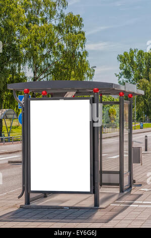 Una immagine di una fermata del bus con un fustellato bilboard per la vostra pubblicità situato nella città svedese di Angelholm. Foto Stock