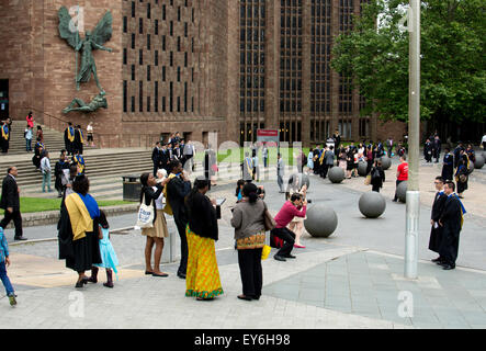 Università di Coventry il giorno di graduazione, Coventry Cathedral Regno Unito Foto Stock