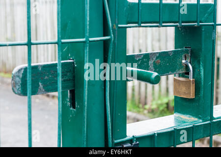 Lucchetto in acciaio porta di sicurezza Foto Stock