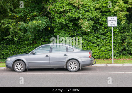 Macchina parcheggiata in un layby nonostante il cartello che diceva "No parcheggio in layby' Foto Stock