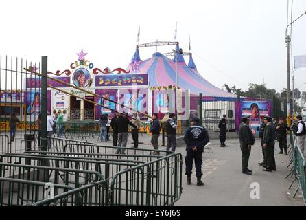 Lima, Perù. 22 Luglio, 2015. Poliziotti di lavorare al circo in cui un esplosione si è verificata nel distretto di San Juan de Lurigancho a Lima in Perù, il 22 luglio 2015. L'esplosione in un circo a sinistra almeno 11 feriti nella capitale peruviana, polizia fonti hanno confermato mercoledì. © Melina Mej¨ªa/ANDINA/Xinhua/Alamy Live News Foto Stock
