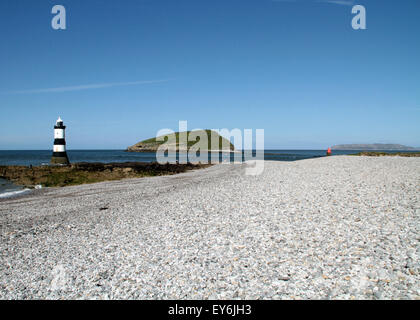 Trwyn Du Faro è un faro tra Dinmor Punto vicino Penmon e Ynys Seriol, o isola dei puffini, sud est Anglesey Foto Stock