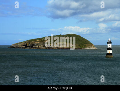 Trwyn Du Faro è un faro tra Dinmor Punto vicino Penmon e Ynys Seriol, o isola dei puffini, sud est Anglesey Foto Stock