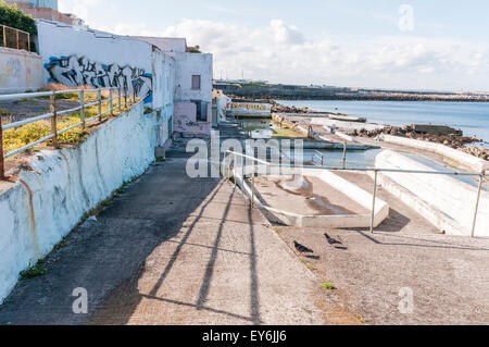 Abbandonato piscina esterna a Dun Laoghaire, County Dublin Foto Stock