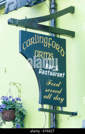 Segno per il Carlingford Arms pub bar e ristorante, Irlanda Foto Stock