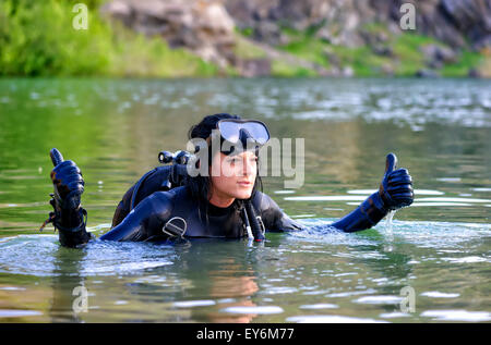 Bella donna diver facendo segno ok Foto Stock