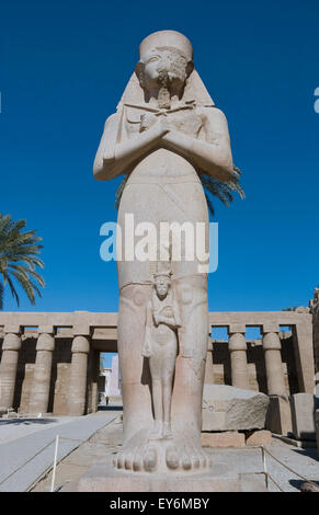 Karnak Luxor Egitto. Tempio di Karnak sacro al dio Amon: la gigantesca statua del faraone Usermaatra Setepenra Ramses II Foto Stock