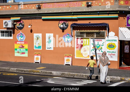 Città del Capo Sud Africa,Africano,Bo-Kaap,Schotsche Kloof,quartiere Malay,Mussulmano,quartiere,Rose Corner Cafe,adulti donna donne donna donna donna donna donna donna, figlio,male Foto Stock