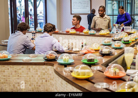 Città del Capo Sud Africa, Centro citta', centro, St. George's Mall, Food Lover's Market, sushi giapponese, ristoranti, ristoranti, ristoranti, ristoranti, caffè, trasportatore Foto Stock