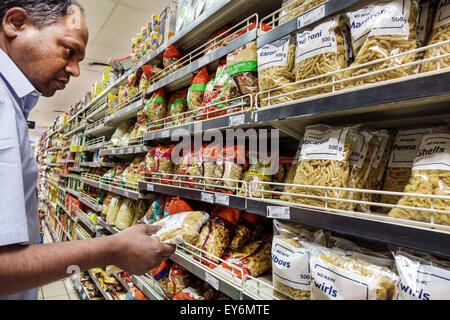 Città del Capo Sud Africa,Centro,Pick n Pay,negozio di alimentari,supermercato,interno,cibo,vendita,scaffali,vendita esposizione uomo asiatico uomini maschio Foto Stock