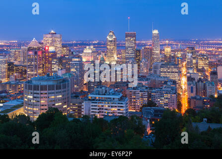 Il centro cittadino di Montreal al tramonto da Mount Royal Park. Quebec, Canada. Foto Stock