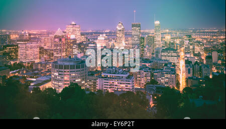 Il centro cittadino di Montreal al tramonto da Mount Royal Park. Quebec, Canada. Foto Stock