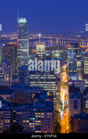 Il centro cittadino di Montreal al tramonto da Mount Royal Park. Quebec, Canada. Foto Stock