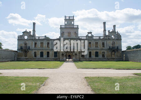 La facciata anteriore della Kirby Hall, Northamptonshire, Regno Unito Foto Stock