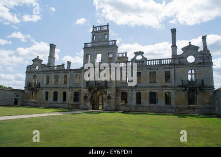 La facciata anteriore della Kirby Hall, Northamptonshire, Regno Unito Foto Stock