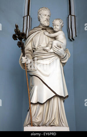 San Giuseppe tenendo in braccio Gesù Bambino, basilica Assunzione della Vergine Maria a Marija Bistrica, Croazia Foto Stock