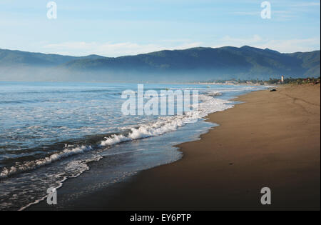 Di prima mattina a piedi lungo la spiaggia di Sabang, imballatrice Foto Stock