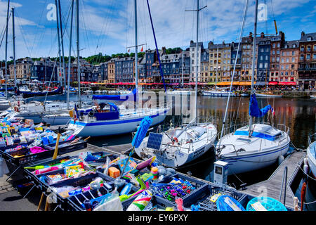 Un mercato in stallo presso il porto di Honfleur, Normandia, Francia Foto Stock