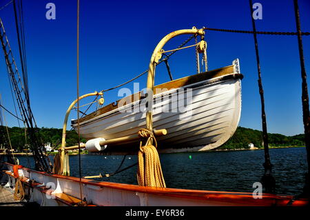 Mystic, Connecticut: scialuppa di salvataggio sul 1882 tre masted full-truccate veliero Joseph Conrad a Mystic Seaport Museum * Foto Stock