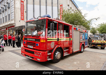 West Midlands fire service engine su chiamata in Birmingham City Centre Regno Unito Foto Stock