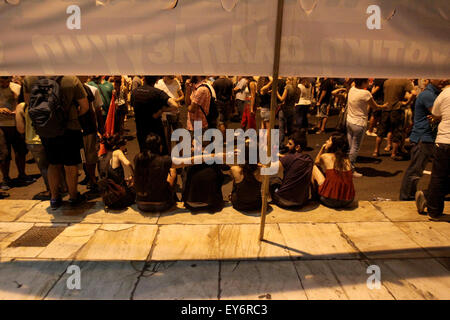 Atene, Grecia. 22 Luglio, 2015. I manifestanti frequentare anti-bailout rally a Atene, Grecia, 22 luglio 2015. Il Parlamento greco è programmato per votare i primi di luglio 23 su un disegno di legge omnibus contenente il secondo pacchetto di riforme necessarie nel quadro del nuovo bailout deal tra Atene e i suoi creditori internazionali. Credito: Marios Lolos/Xinhua/Alamy Live News Foto Stock