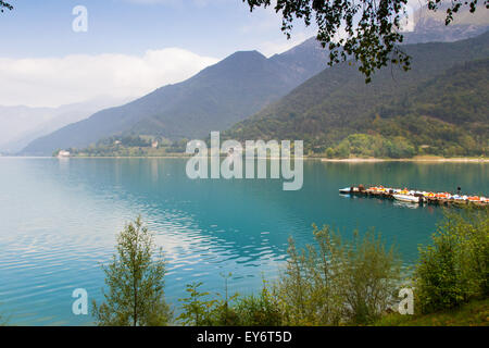 Il lago di Ledro in Italia è chiamato il lago blu Foto Stock