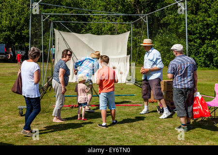 Il Cocco timido, Withyham Village Fete, Withyham, Sussex, Regno Unito Foto Stock