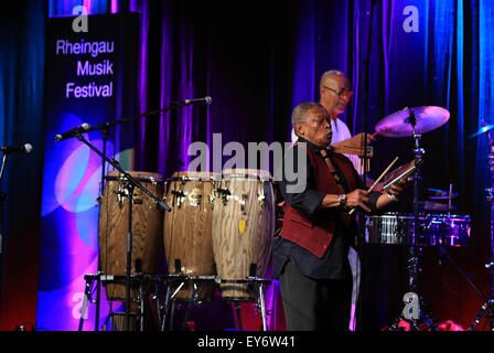 Francoforte, Germania. 22 Luglio, 2015. South African musicista jazz Hugh Masekela esegue presso il suo concerto durante Rheingao Musik Festival presso la Casa dei Congressi Kap Europa a Francoforte, in Germania, il 22 luglio 2015. Il Rheingao Music Festival si terrà dal 27 giugno al 7 settembre 12. © Luo Huanhuan/Xinhua/Alamy Live News Foto Stock