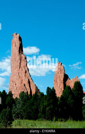 Montezuma Torre (sinistra) e le Tre Grazie formazioni nel Giardino degli dèi. Il Giardino degli Dèi è una delle città più popolari parchi degli Stati Uniti e offre urban escursionismo, arrampicate su roccia, passeggiate a cavallo e in bicicletta nel giro di pochi minuti della città di Colorado Springs, Colorado. Foto Stock