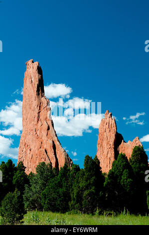 Montezuma Torre (sinistra) e le Tre Grazie formazioni nel Giardino degli dèi. Il Giardino degli Dèi è una delle città più popolari parchi degli Stati Uniti e offre urban escursionismo, arrampicate su roccia, passeggiate a cavallo e in bicicletta nel giro di pochi minuti della città di Colorado Springs, Colorado. Foto Stock