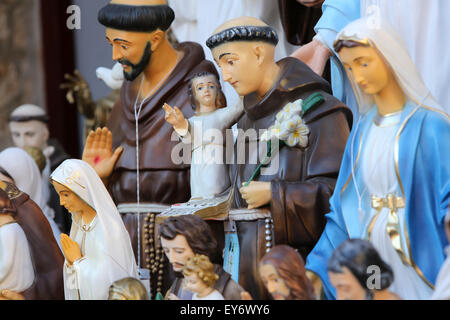 Cattolica articoli religiosi, figurine di santi in uno dei souvenir shop Foto Stock