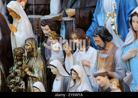 Cattolica articoli religiosi, figurine di santi in uno dei souvenir shop Foto Stock