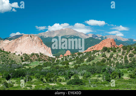 Antica pietra arenaria rossa telaio formazioni 14.000 ft. Pikes Peak nel Giardino degli dèi. Il Giardino degli Dèi è una delle città più popolari parchi degli Stati Uniti e offre urban escursionismo, arrampicate su roccia, passeggiate a cavallo e in bicicletta nel giro di pochi minuti della città di Colorado Springs, Colorado. Foto Stock