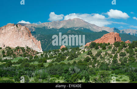 Antica pietra arenaria rossa telaio formazioni 14.000 ft. Pikes Peak nel Giardino degli dèi. Il Giardino degli Dèi è una delle città più popolari parchi degli Stati Uniti e offre urban escursionismo, arrampicate su roccia, passeggiate a cavallo e in bicicletta nel giro di pochi minuti della città di Colorado Springs, Colorado. Foto Stock