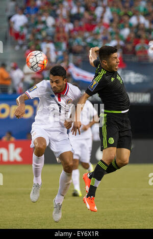 Tempo Extra. 19 Luglio, 2015. Messico avanti Oribe Peralta (19) ottiene subito una torsione dopo la lotta per la palla con il Costa Rica defender Giancarlo Gonzalez (3) durante i quarti di finale della CONCACAF Gold Cup match tra Messico e Costa Rica a Met Life Stadium, East Rutherford, NJ. Il Messico ha sconfitto il Costa Rica 1-0 nell'ultimo minuto del tempo supplementare. Credito: Kostas Lymperopoulos/CSM/Alamy Live News Foto Stock