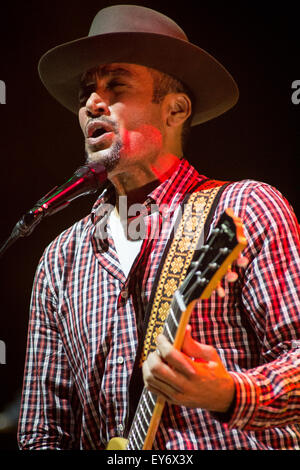 Milano, Italia. 22 Luglio, 2015. Il cantante/cantautore Ben Harper e la sua band i criminali innocenti si esibisce dal vivo sul palco a Assago Arena estiva durante la ricarica PostePay Assago Festival estivo del credito: Rodolfo Sassano/Alamy Live News Foto Stock