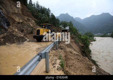 Chongqing Cina. 22 Luglio, 2015. Un escavatore cancella una strada bloccata colpito da inondazioni di Qianjiang distretto di Chongqing, a sud-ovest della Cina, luglio 22, 2015. Una pioggia pesante ha colpito Chongqing mercoledì mattina. Credito: Yang Min/Xinhua/Alamy Live News Foto Stock