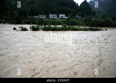 Chongqing. 22 Luglio, 2015. Foto scattata a luglio 22, 2015 mostra inondato case e campi nel distretto di Qianjiang di Chongqing, a sud-ovest della Cina. Una pioggia pesante ha colpito Chongqing mercoledì mattina. Credito: Yang Min/Xinhua/Alamy Live News Foto Stock