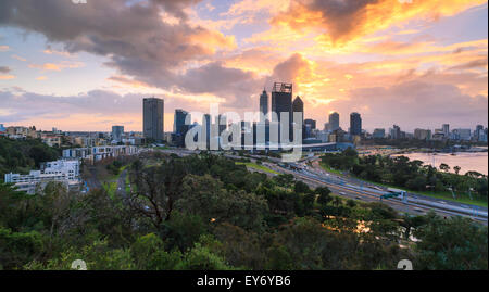 La città di Perth a sunrise come visto dal Kings Park. Australia occidentale Foto Stock