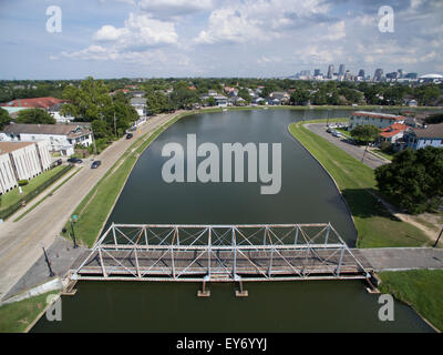 Vista di New Orleans skyline e il Bayou Saint John Bridge come visto da sopra. Foto Stock