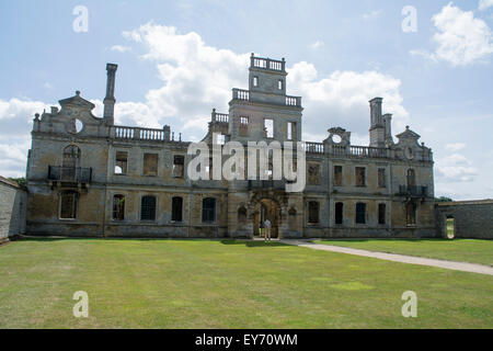 La facciata anteriore della Kirby Hall, Northamptonshire, Regno Unito Foto Stock