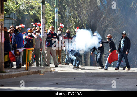 La Paz in Bolivia. 22 Luglio, 2015. Membri del Potosi Civic Committee (COMCIPO, per il suo acronimo in spagnolo), prendere parte a una manifestazione di protesta a La Paz, in Bolivia, il 22 luglio 2015. Almeno cinque persone sono state ferite, tra civili e poliziotti il mercoledì, durante lo scontro tra poliziotti antisommossa e manifestanti dopo che hanno cercato di prendere il capo ufficio del Vice ministero della sicurezza dei cittadini della Bolivia. © Jorge Mamani/ABI/Xinhua/Alamy Live News Foto Stock