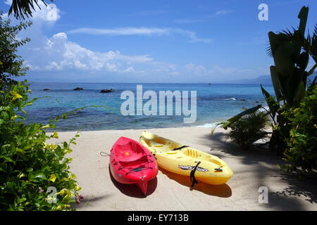 Colore brillante kayak su una tranquilla spiaggia privata in Puerto Vallarta, Messico Foto Stock