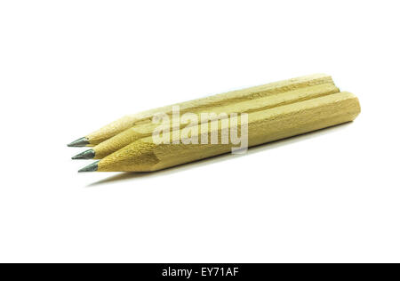 Un gruppo di tre matite con un affilato isolato su bianco con percorso di clipping. Foto Stock