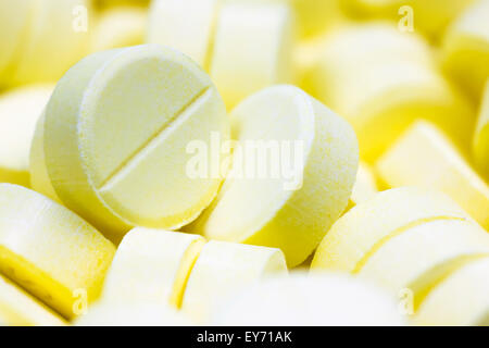 Tema della farmacia, il mucchio di giallo round medicina compressa pillole di antibiotico. DOF poco profondo Foto Stock